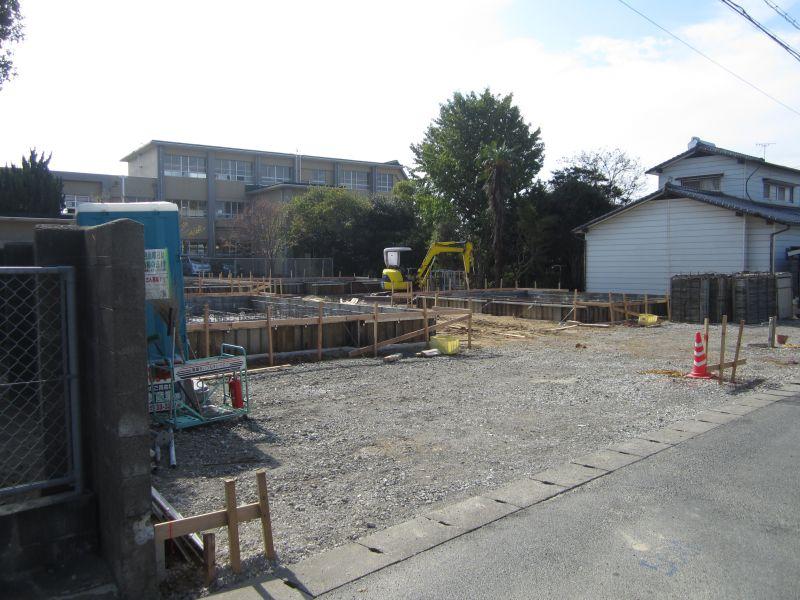 Local photos, including front road. Local (10 May 2013) Shooting