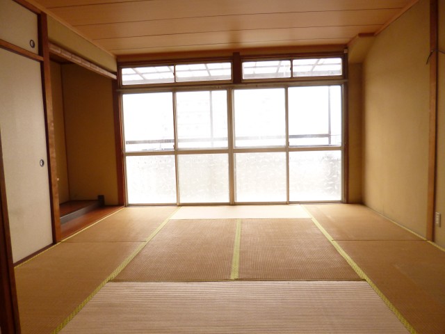 Other room space. Window side of the Japanese-style room is a whopping 8 pledge! 