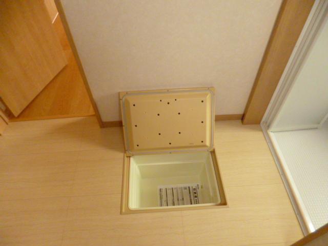 Wash basin, toilet. Indoor (12 May 2013) Shooting