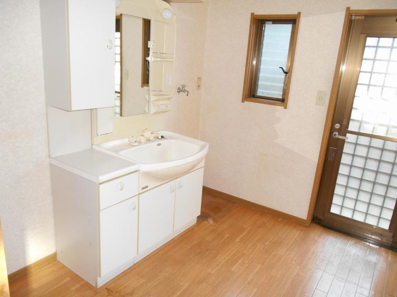 Wash basin, toilet. Interior