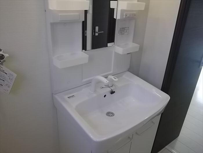 Wash basin, toilet. Easy-to-use wash basin in 1F compact