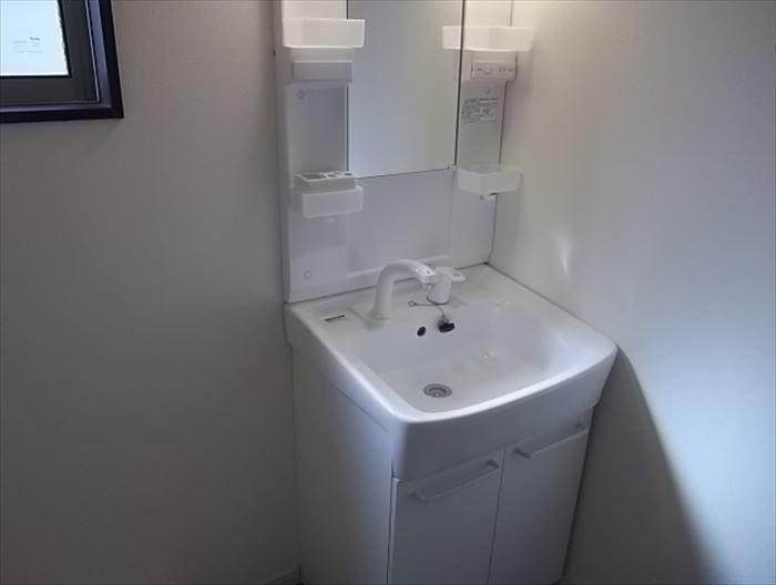 Wash basin, toilet. Easy-to-use wash basin in the 2F compact