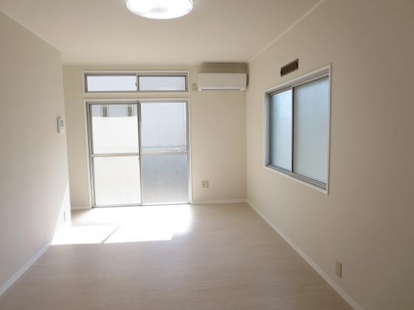 Living. It was air-conditioned established in bright living room. wall ・ Ceiling Cross ・ YukaChokawa