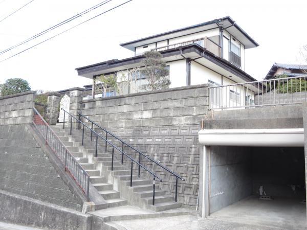 Local appearance photo. But it is built old, We've outer wall paint Shi dubbed the roof, It is safe. 