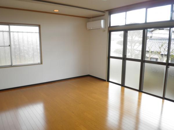 Living. floor ・ wall ・ It was re-covered ceiling Cross. It was a new air conditioning installation.