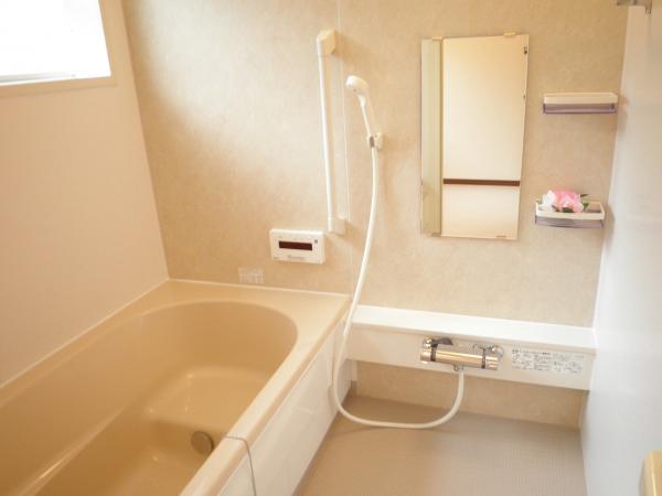 Bathroom. New goods Sekisui made unit bus, Spacious bath time, How is it! In new water heater, Automatic hot water beam on the remote control hot water supply, It is with reheating function.