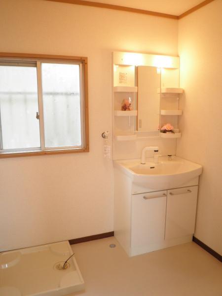 Wash basin, toilet. floor ・ wall ・ In pre-re-covered ceiling Cross, We established a new vanity with shower.