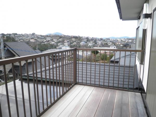 Balcony. In south-facing balcony, Well day, Since it is a hill, By all means please see this scenery.
