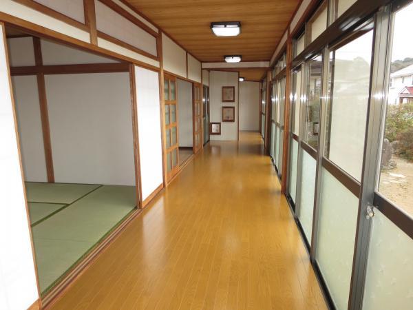 Other introspection. South-facing wide-brimmed is, It is very bright.