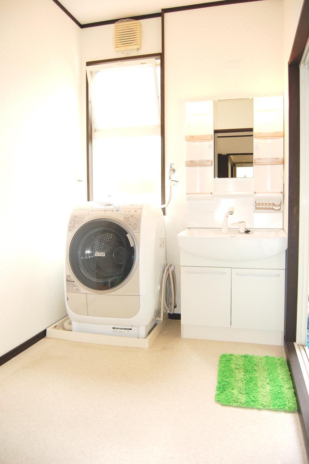 Wash basin, toilet. Shampoo dresser