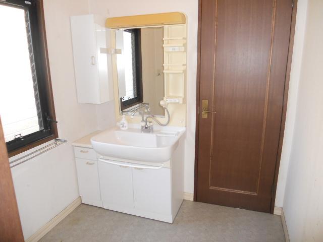 Wash basin, toilet