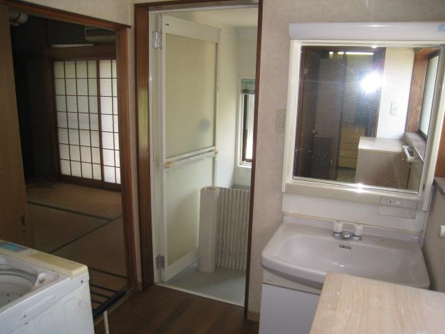 Wash basin, toilet. Main hall building introspection