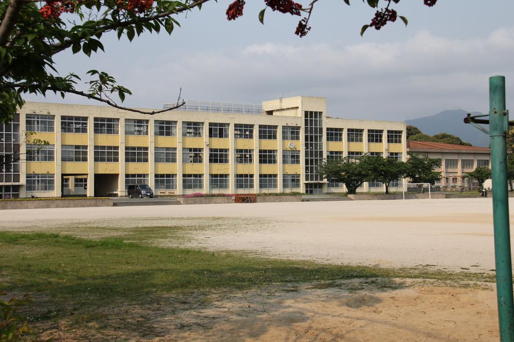 Primary school. Up to the intermediate municipal intermediate Nishi Elementary School 484m
