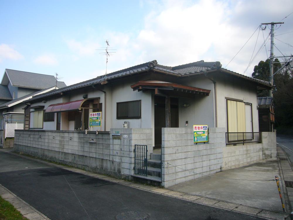 Local appearance photo. Popular one-story Ken!