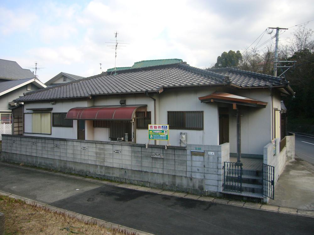 Local appearance photo. Day is good there is no building in front.