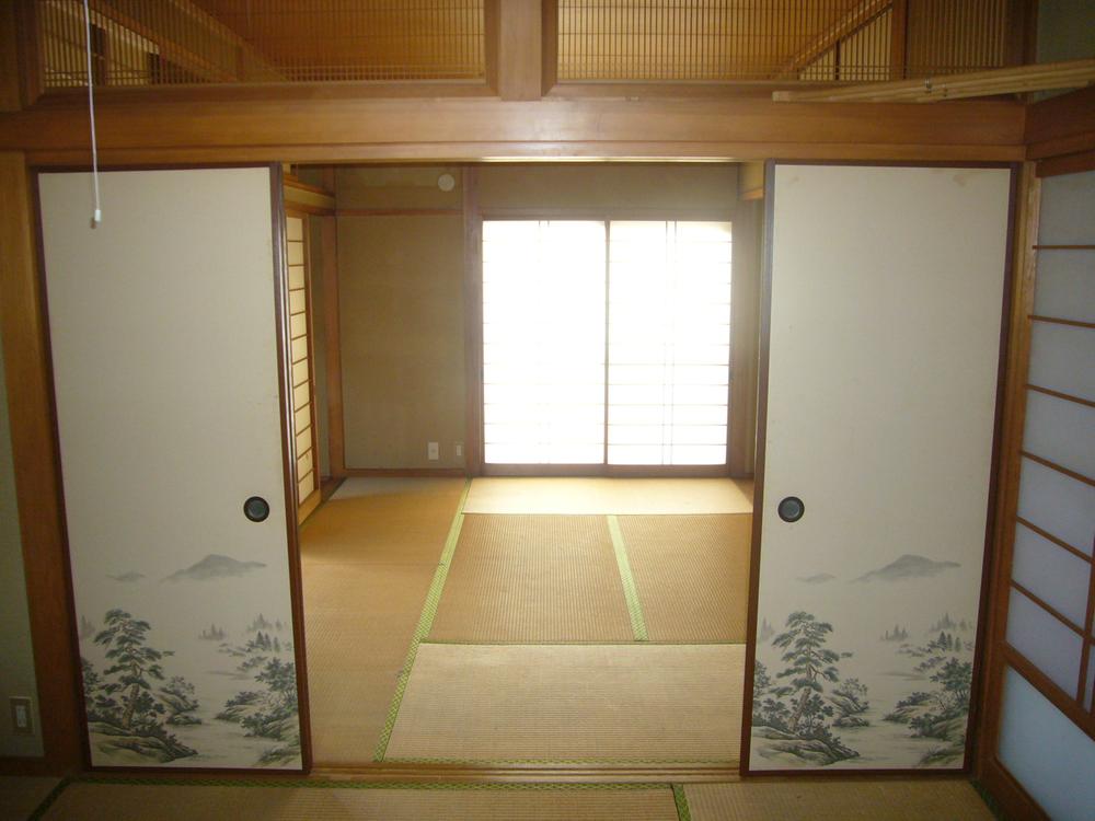 Non-living room. Japanese-style room with a inter-column Tsuzukiai.