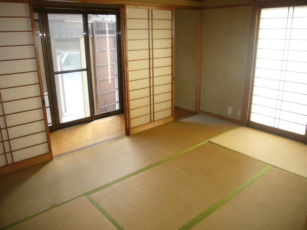 Non-living room. Ensure the day and relaxed because there is Hiroen!