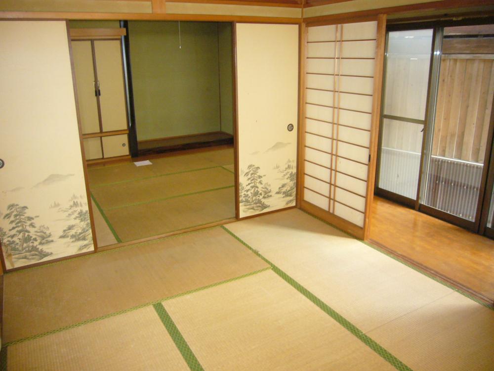 Non-living room. Alcove ・ Authentic Japanese-style room with a Buddhist altar room.