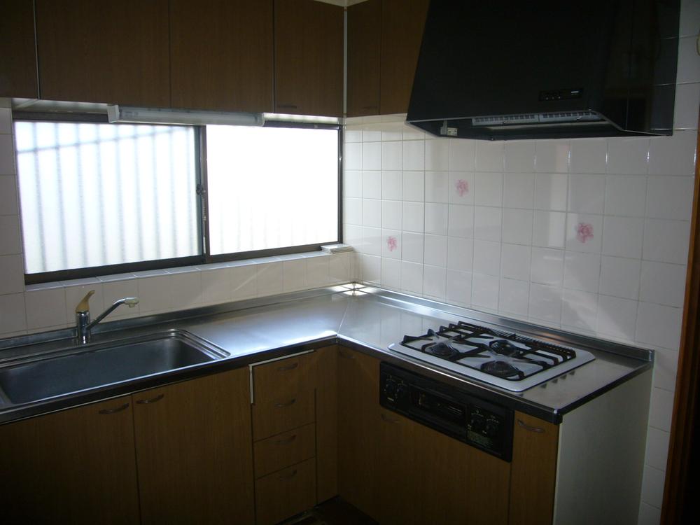 Kitchen. Easy-to-use L-shaped kitchen