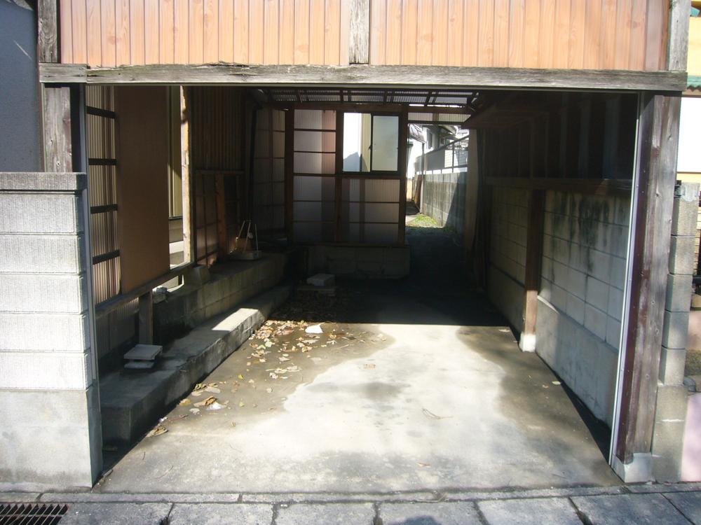 Parking lot. Parking space two or more! There is also a garage.