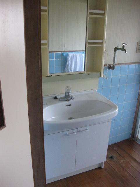 Wash basin, toilet