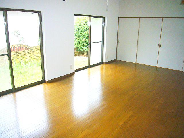 Living. Spacious living room! 
