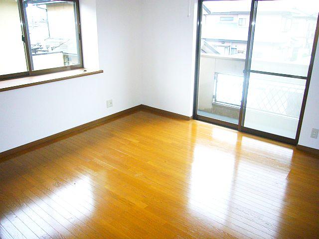 Non-living room. Good per sun! 