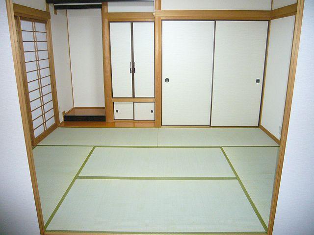 Non-living room. Tatami also sliding door also shiny