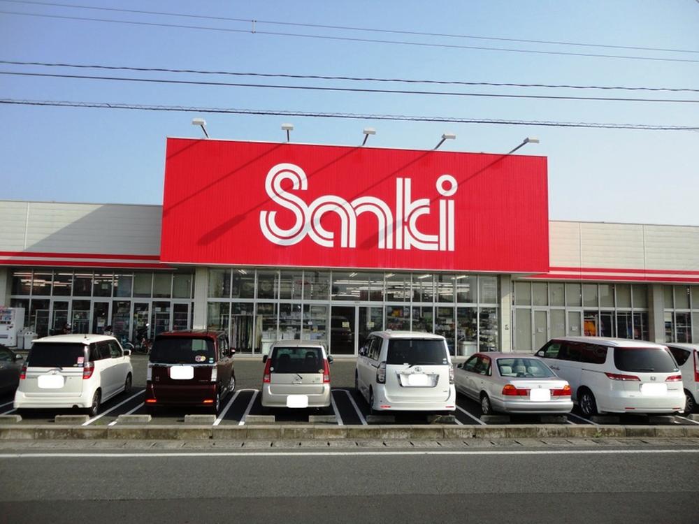 Shopping centre. Sanki to an intermediate store 817m