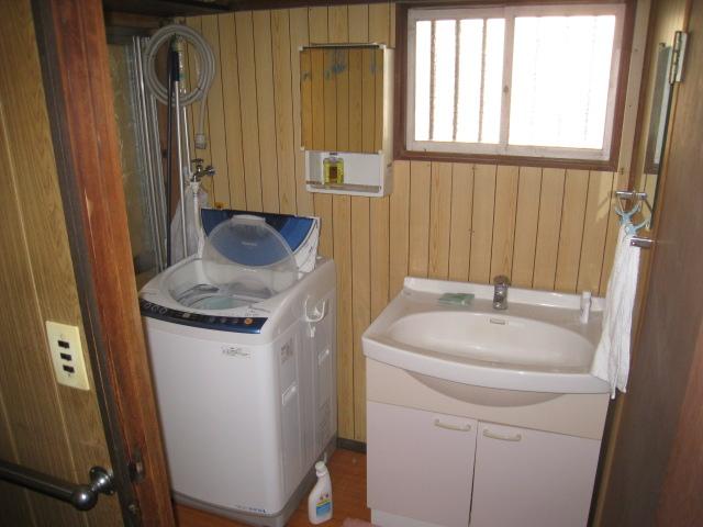 Wash basin, toilet