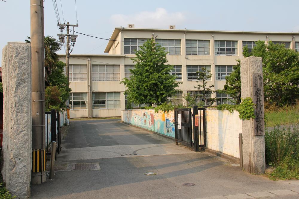 Primary school. Up to the intermediate municipal bottom Ino Elementary School 590m