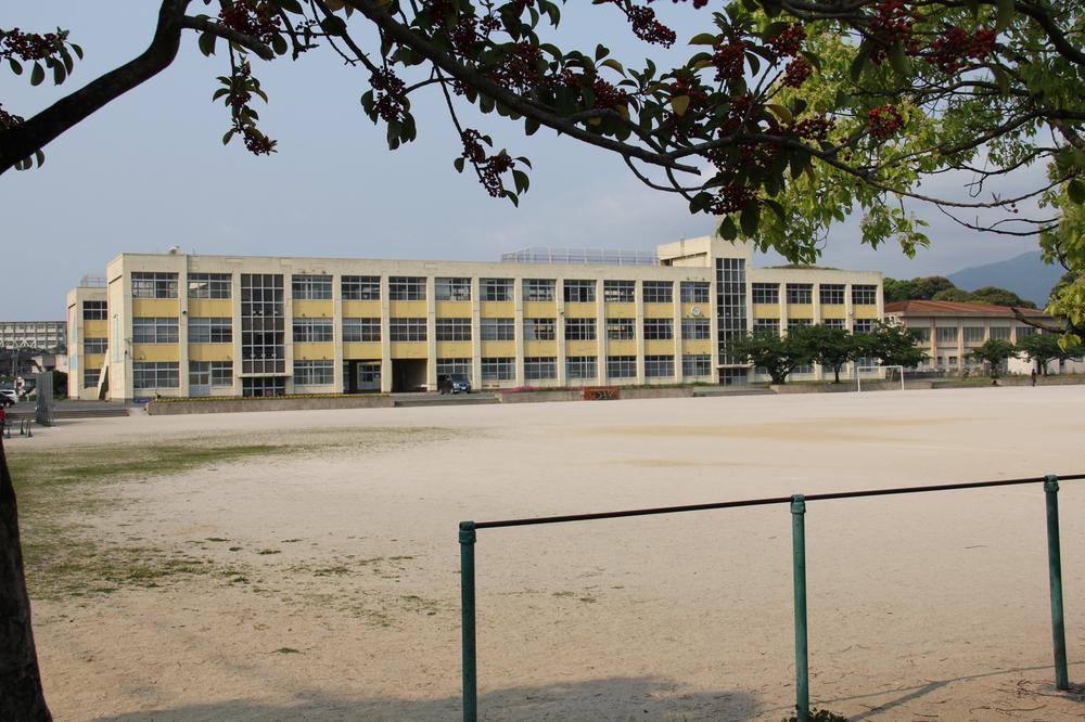 Primary school. Up to the intermediate municipal intermediate Nishi Elementary School 599m
