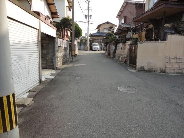Local photos, including front road. Chikuho Railway 3-minute walk to the middle station! 