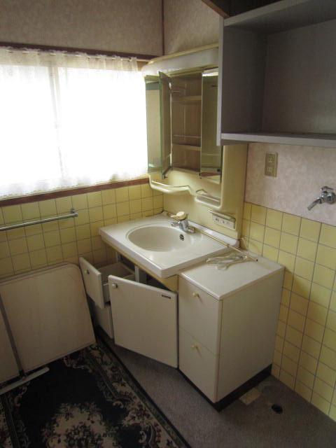 Wash basin, toilet