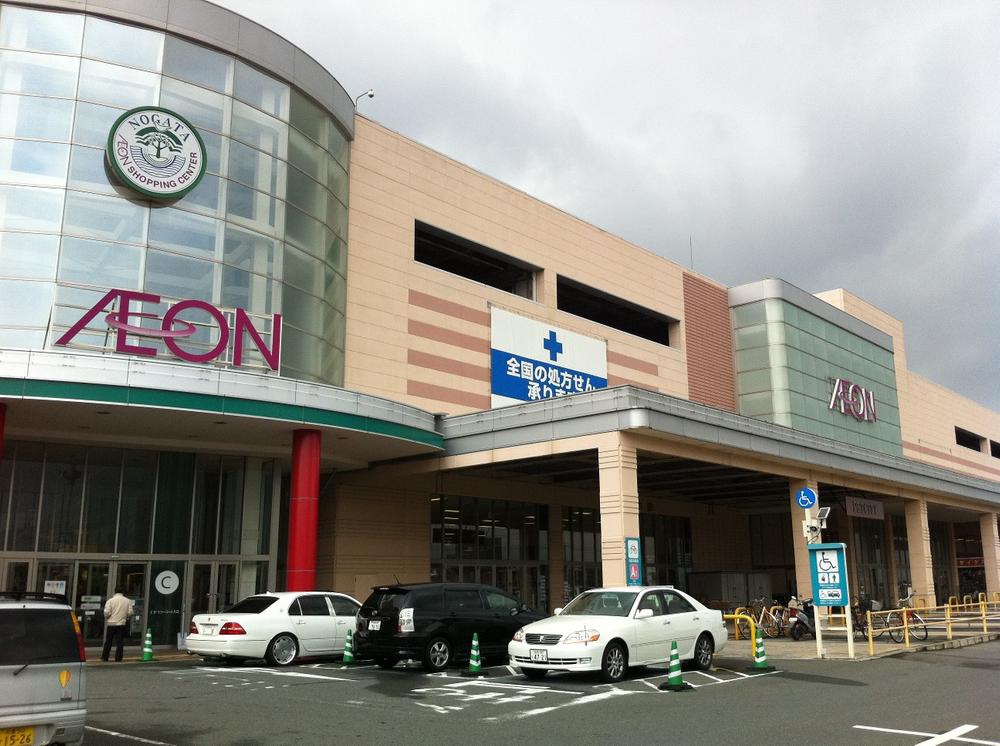 Shopping centre. About 12 minutes in the 2000m car to Nogata ion Mall, Also substantial specialty store street. 