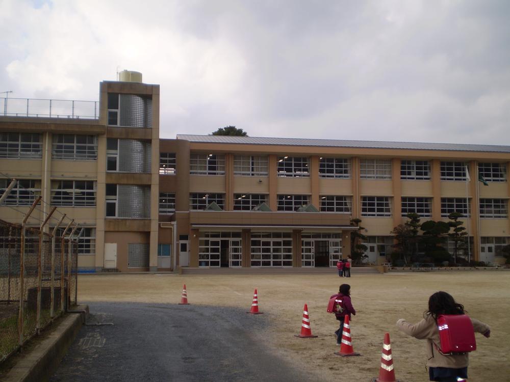 Primary school. Nogata stand Kamiton'no to elementary school 796m