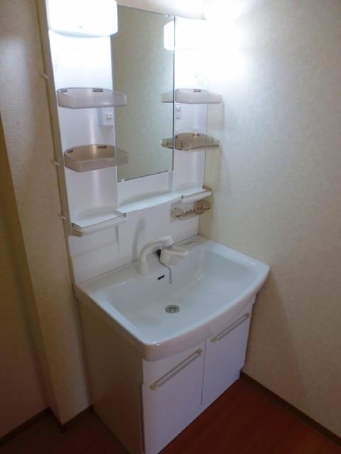 Wash basin, toilet. Image of the same specification (reference photograph)