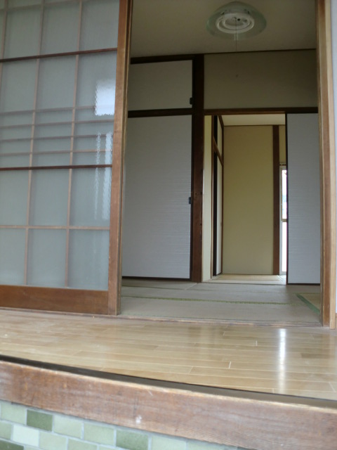 Entrance. You can not see immediately the room from the front door! ! 