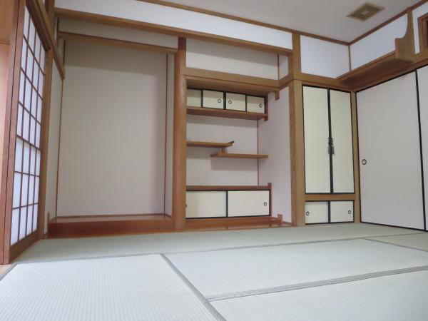 Non-living room. Alcove with emotional drifting Japanese-style room