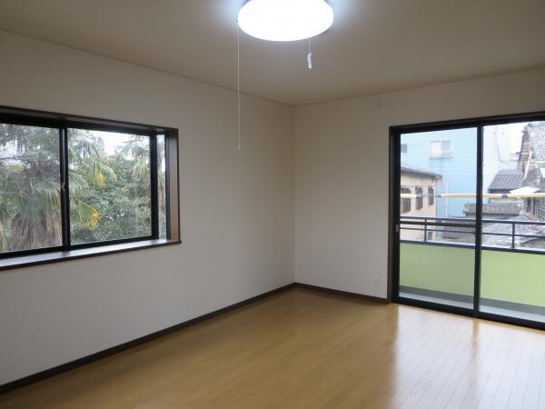 Non-living room. Of the second floor corner of the two-sided lighting Western-style ・ With veranda