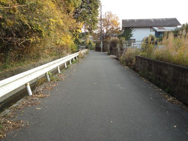 Local photos, including front road. An 8-minute walk from the city bus Yoshida Higashiyon chome stop! 