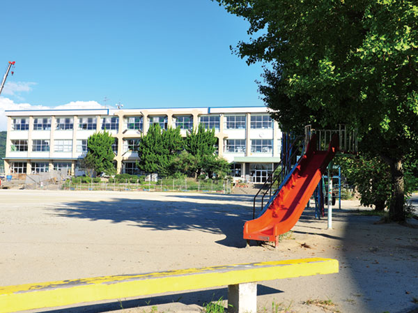 Surrounding environment. Korosue Elementary School (7 min walk / About 530m)