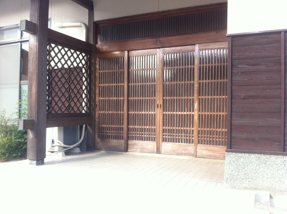 Entrance. Local (11 May 2013) Shooting