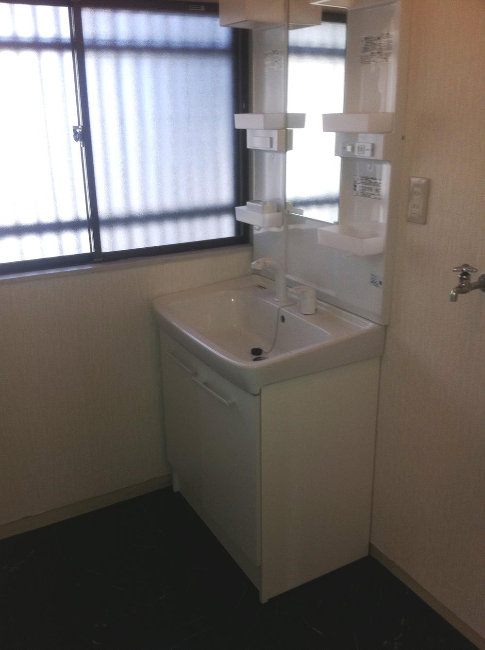 Wash basin, toilet. Indoor (11 May 2013) Shooting