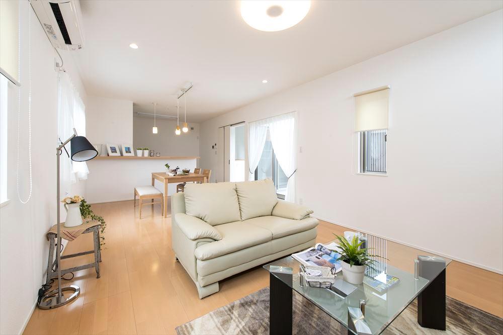 Living. I-shaped LDK also mom watch over the peace of mind family