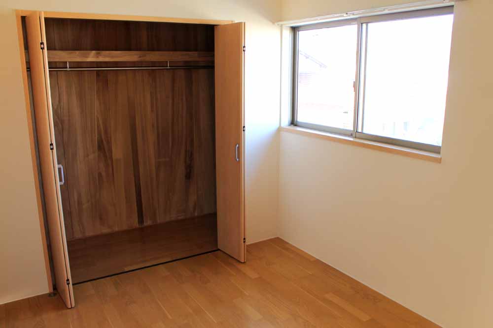 Living and room. 2 Kaiyoshitsu closet