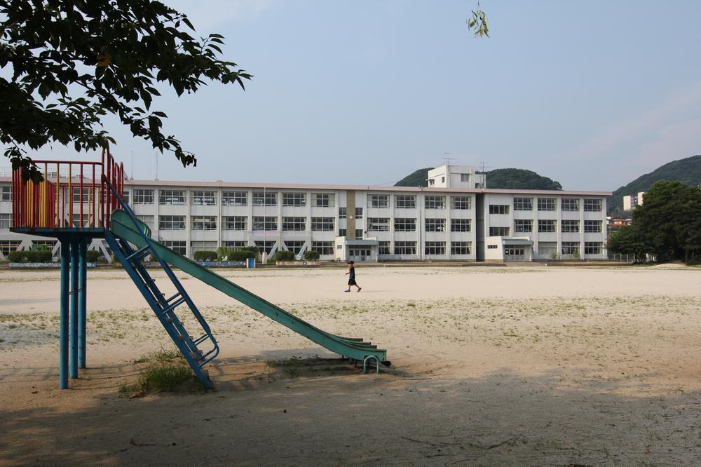 Primary school. Mizumaki stand Inokuma to elementary school 451m