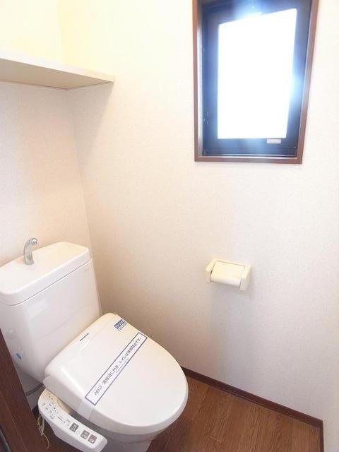 Toilet. Warm water washing toilet seat ・ Yes window