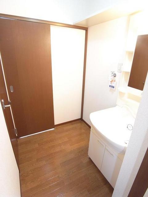 Washroom. Spacious dressing room ・ The top shelf is also convenient