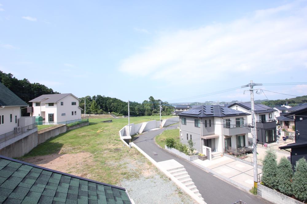 Local photos, including front road. Local (11 May 2012) shooting (9-18)